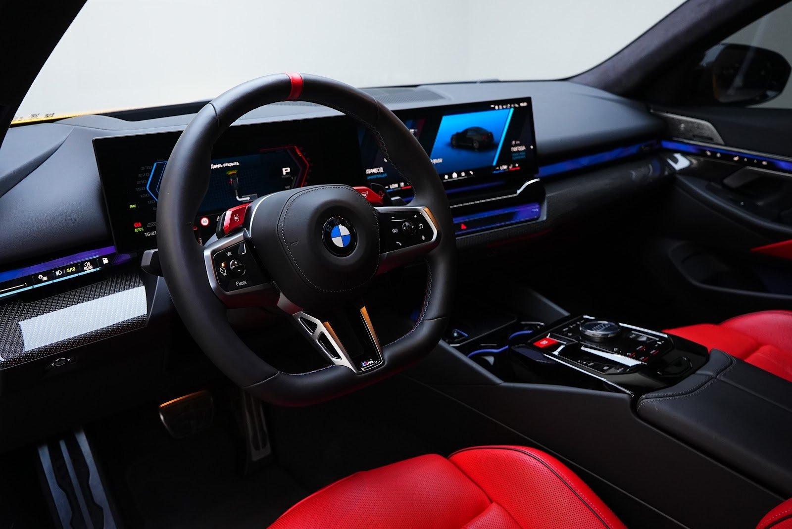 Rent BMW M5 G90 in Dubai (Yellow) photo 5