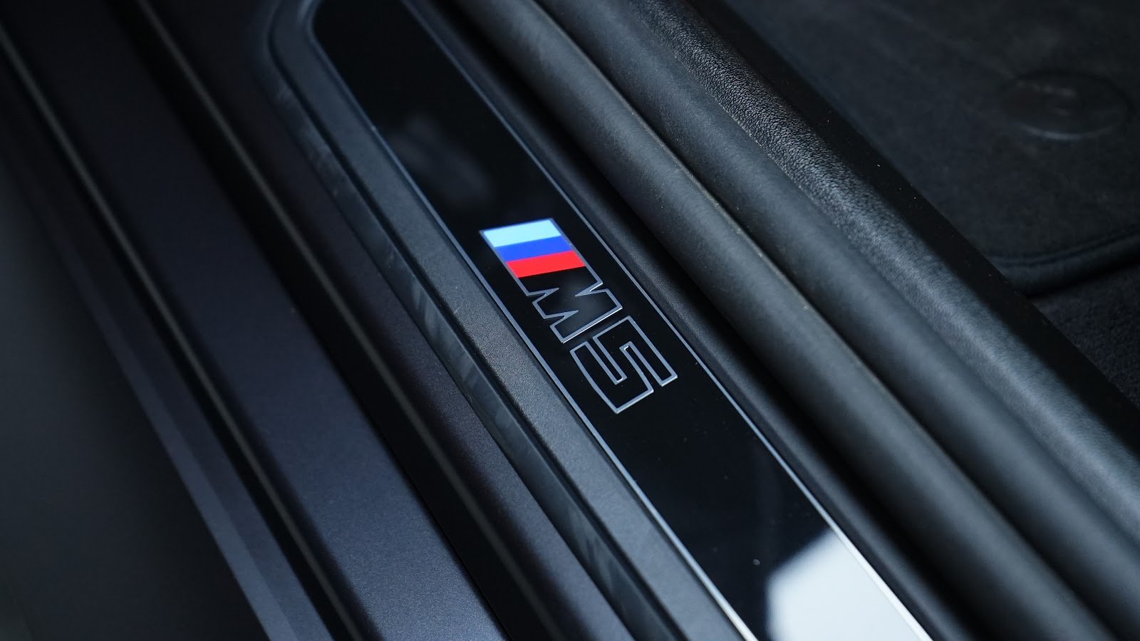 Rent BMW M5 G90 in Dubai (Black Matte) photo 15