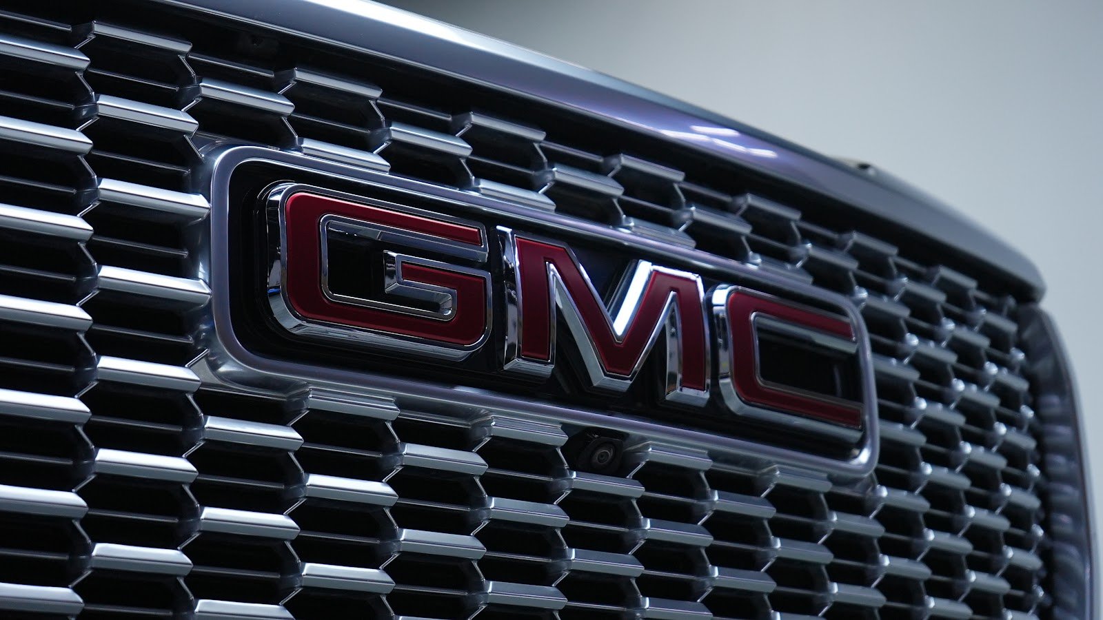 Rent GMC Yukon Denali in Dubai photo 2