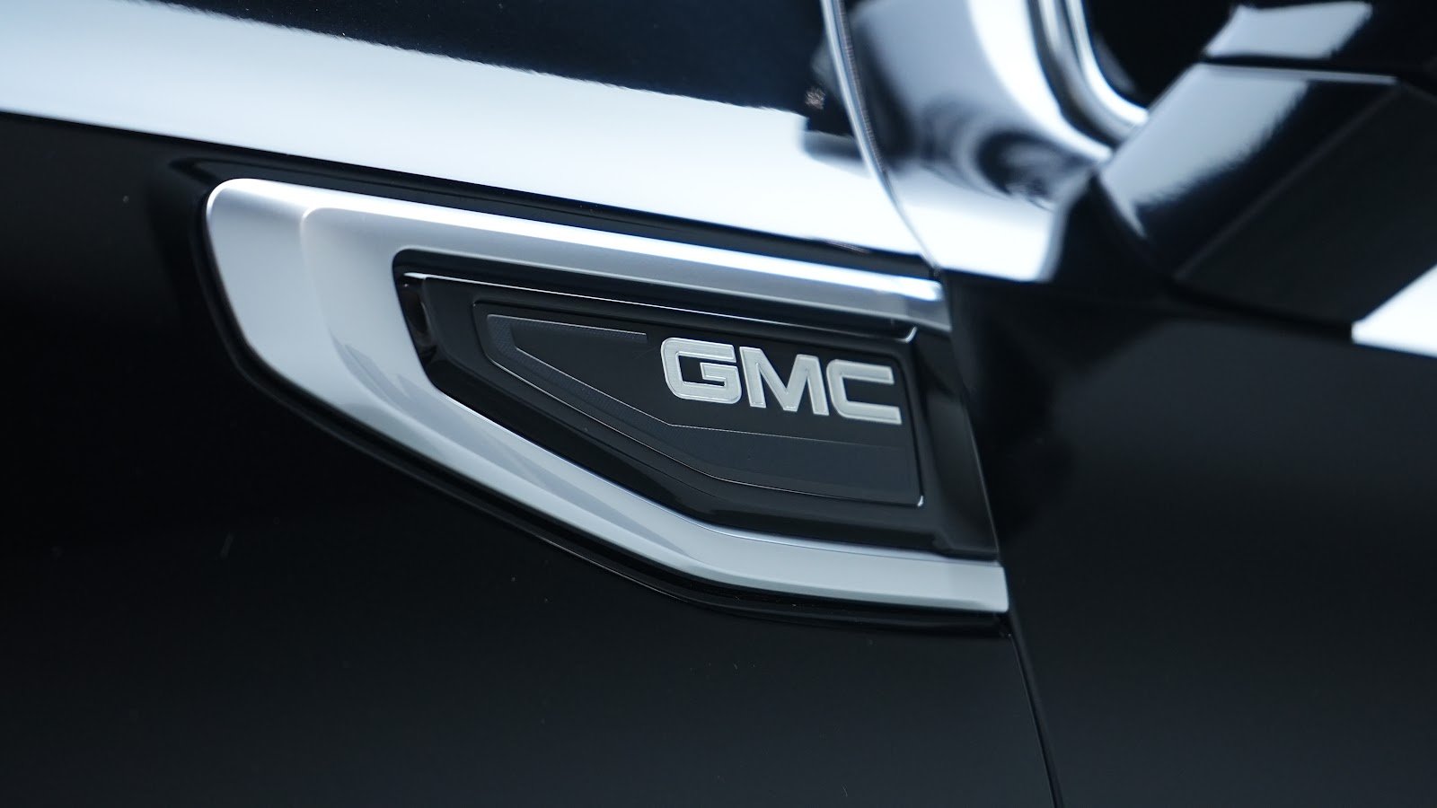 Rent GMC Yukon Denali in Dubai photo 3