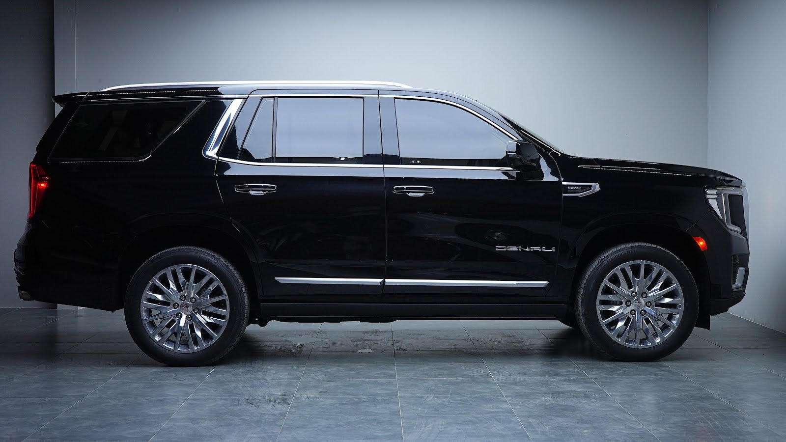 Rent GMC Yukon Denali in Dubai photo 7