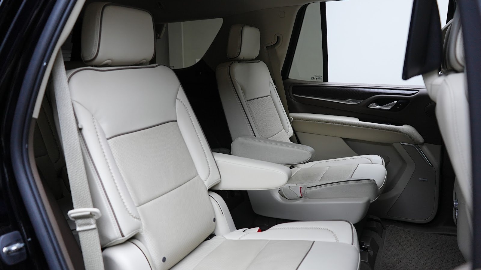 Rent GMC Yukon Denali in Dubai photo 9