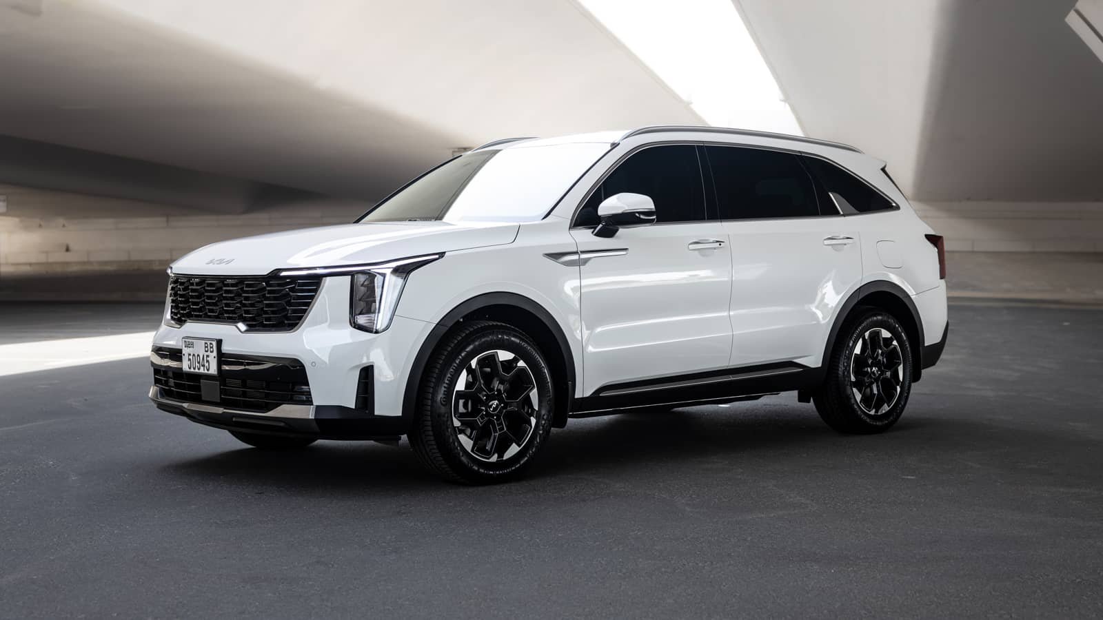 Rent Kia Sorento in Dubai (White) photo 2