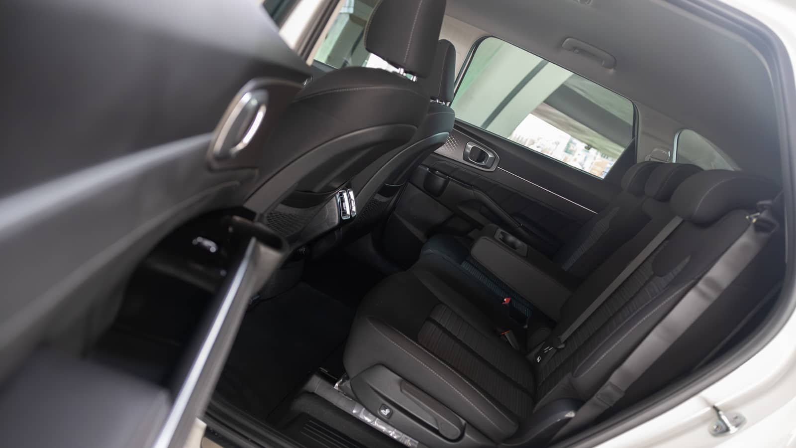 Rent Kia Sorento in Dubai (White) photo 7
