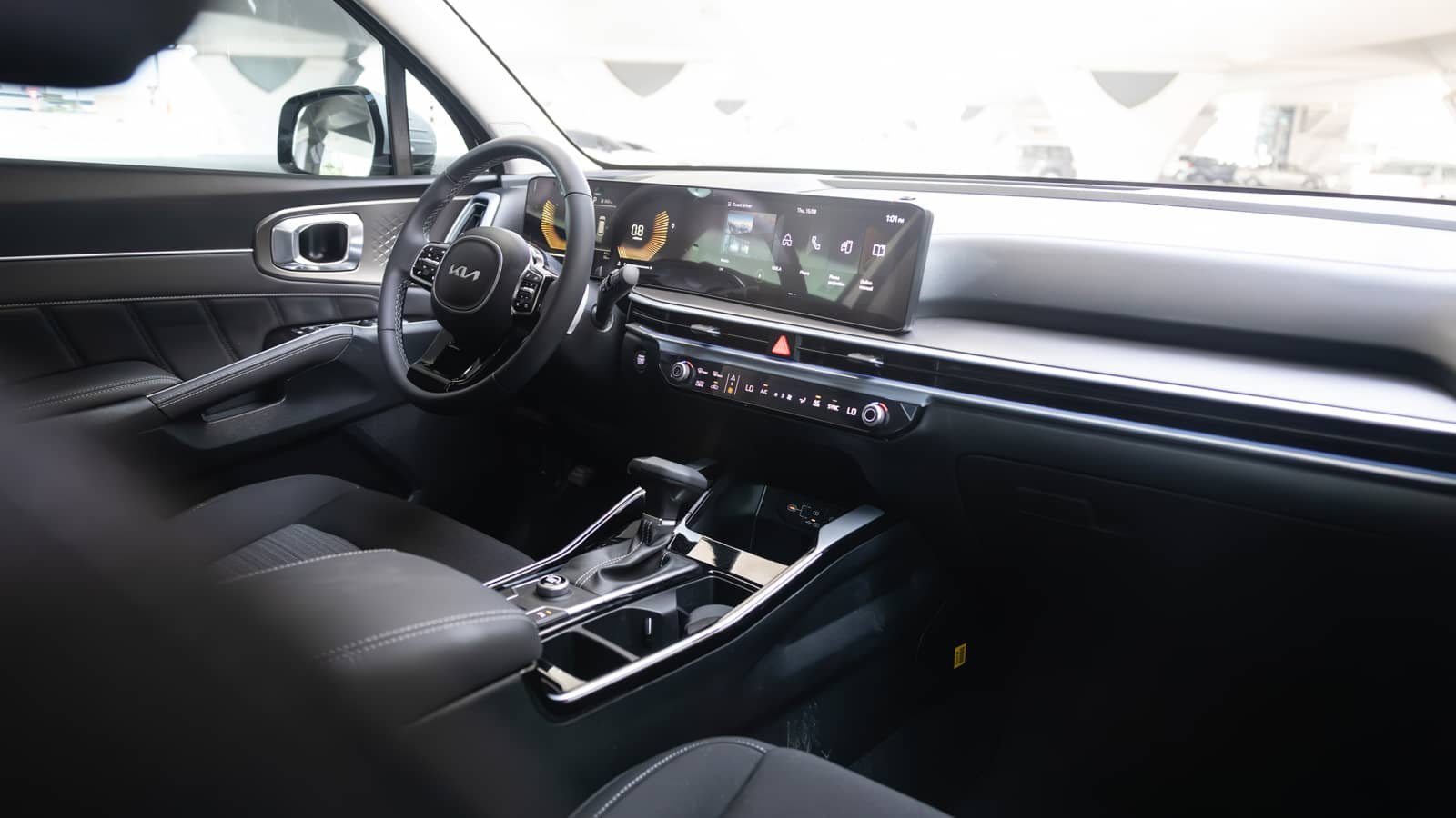 Rent Kia Sorento in Dubai (White) photo 8