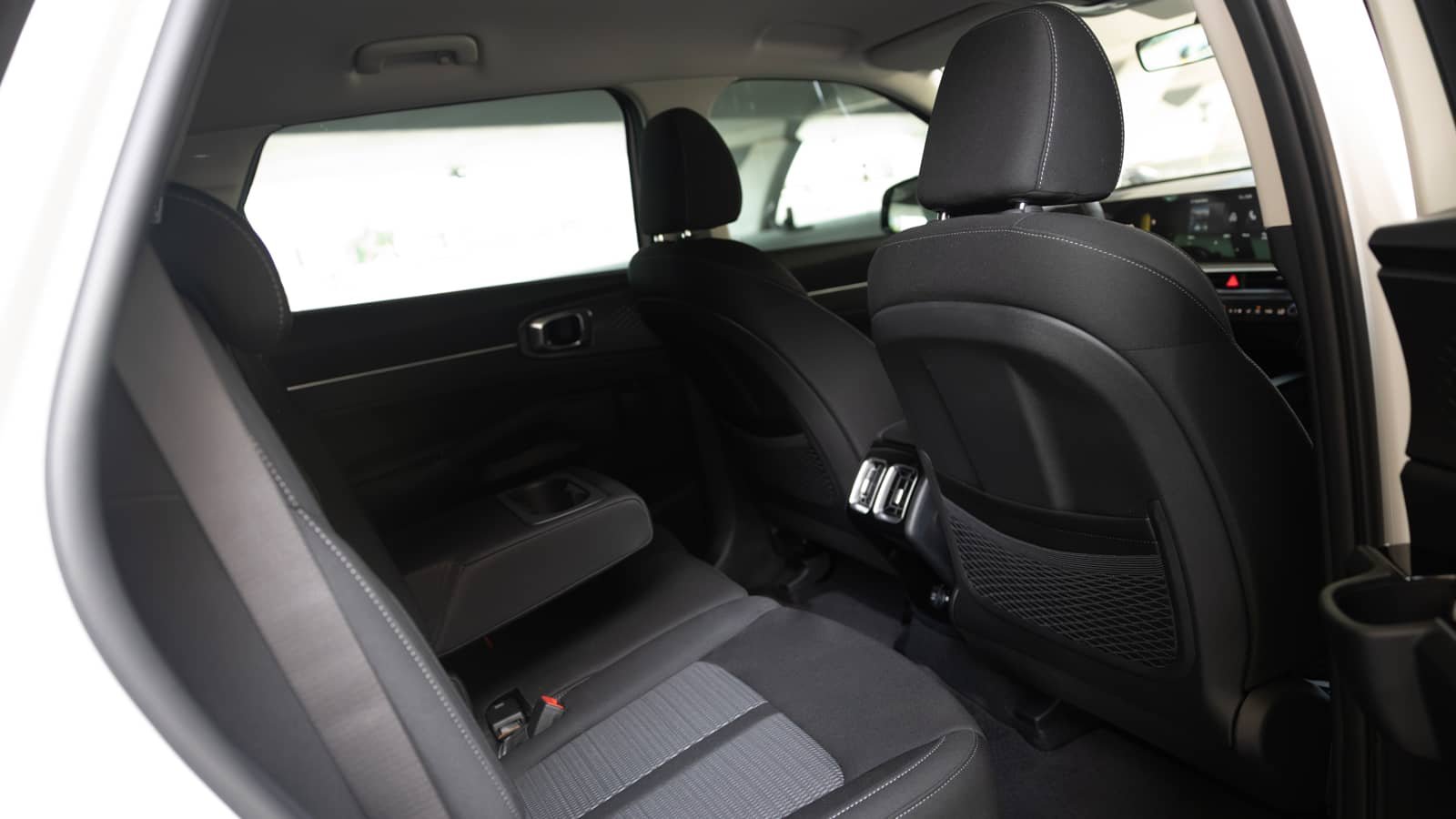 Rent Kia Sorento in Dubai (White) photo 9
