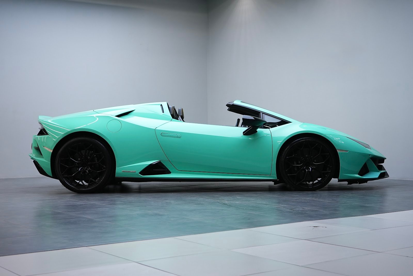 Rent Lamborghini Huracan EVO in Dubai (Tiffani) photo 11