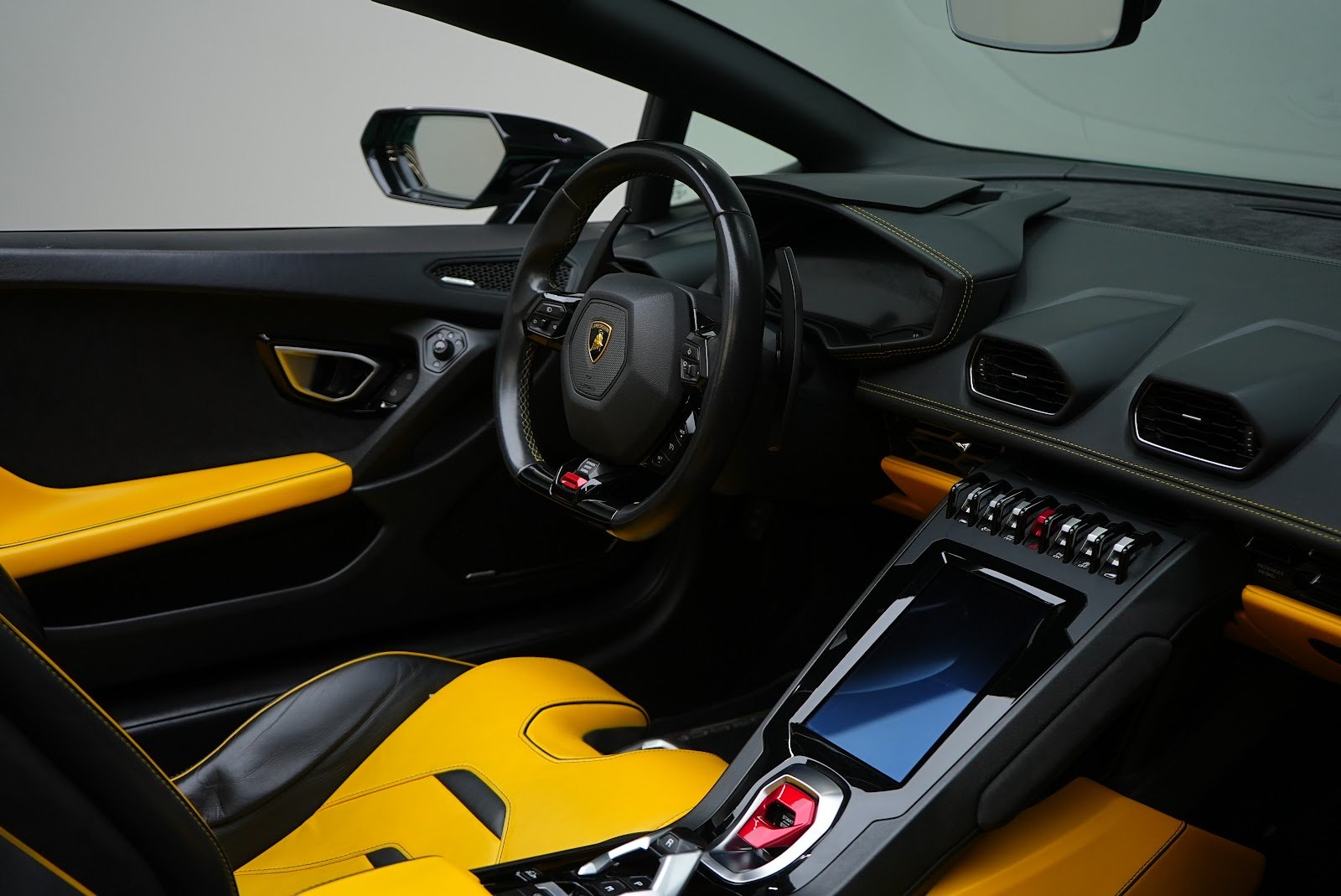 Rent Lamborghini Huracan EVO in Dubai (Tiffani) photo 3