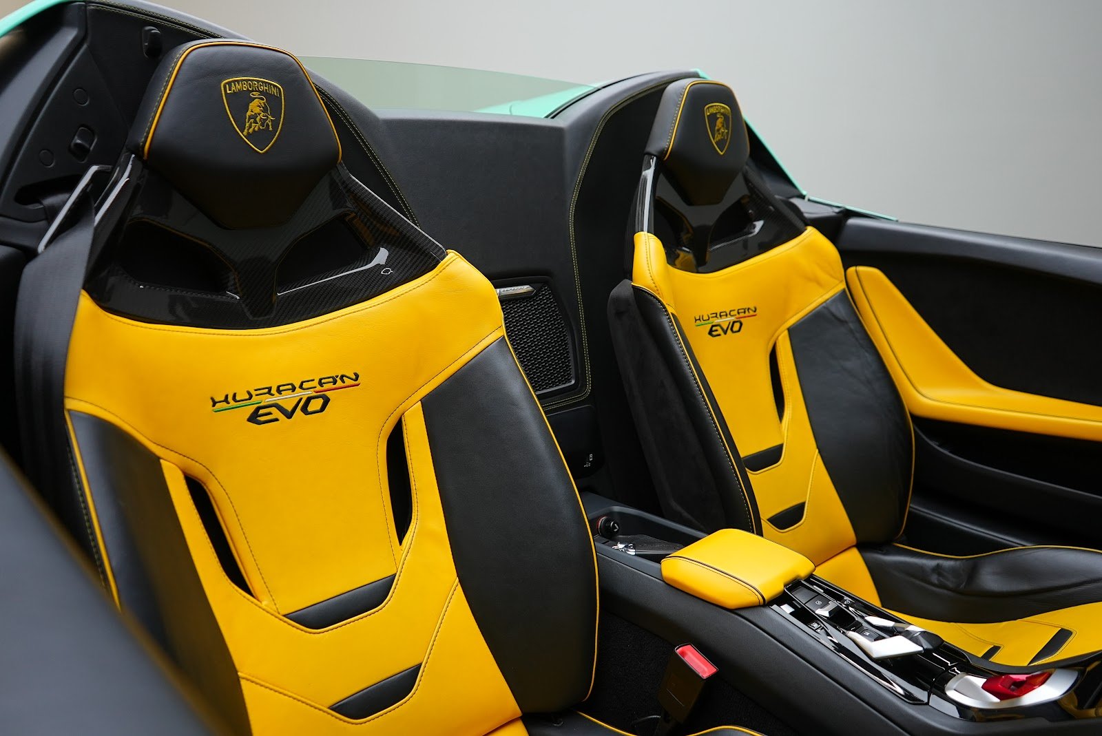 Rent Lamborghini Huracan EVO in Dubai (Tiffani) photo 4