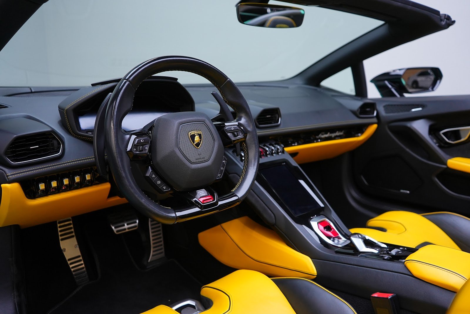 Rent Lamborghini Huracan EVO in Dubai (Tiffani) photo 8