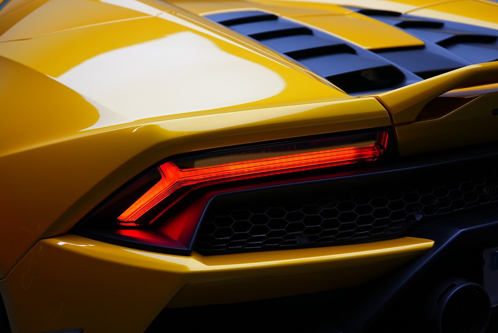 Rent Lamborghini Huracan EVO in Dubai (Yellow) photo 12