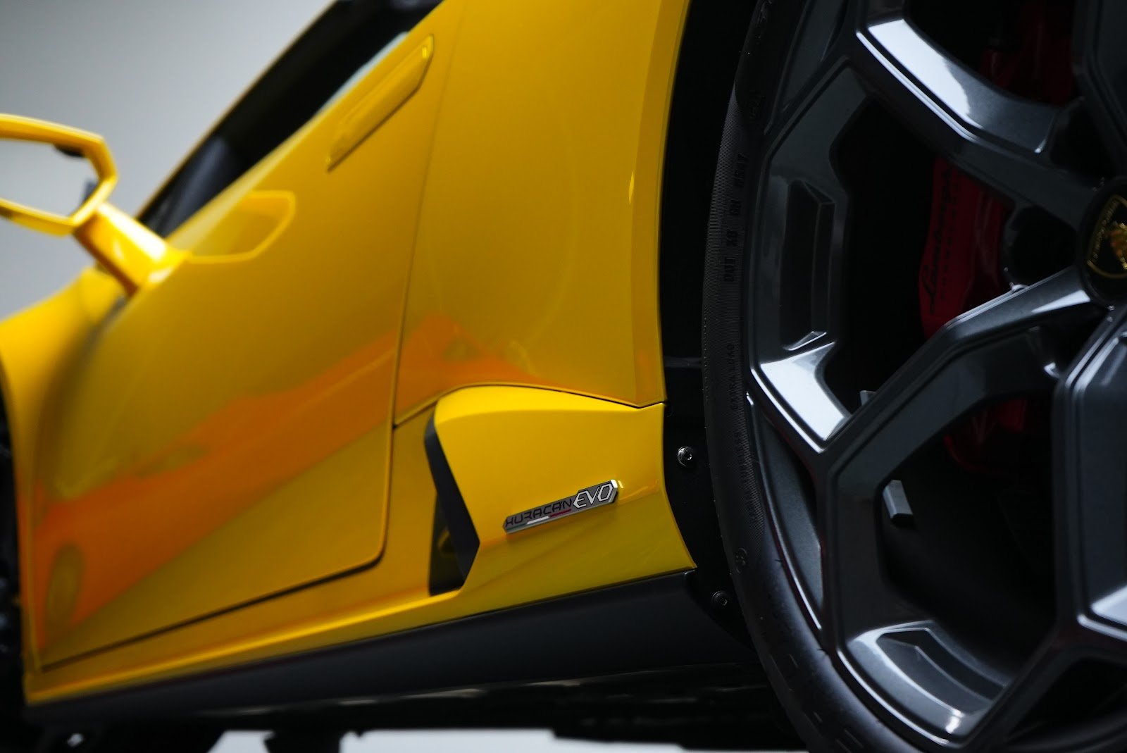 Rent Lamborghini Huracan EVO in Dubai (Yellow) photo 14