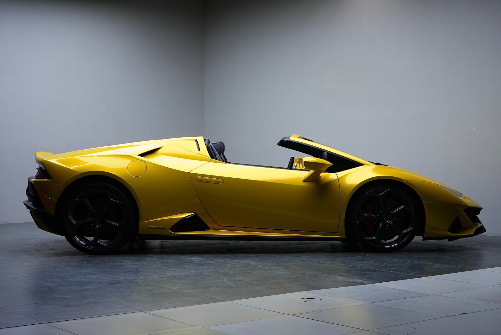 Rent Lamborghini Huracan EVO in Dubai (Yellow) photo 20