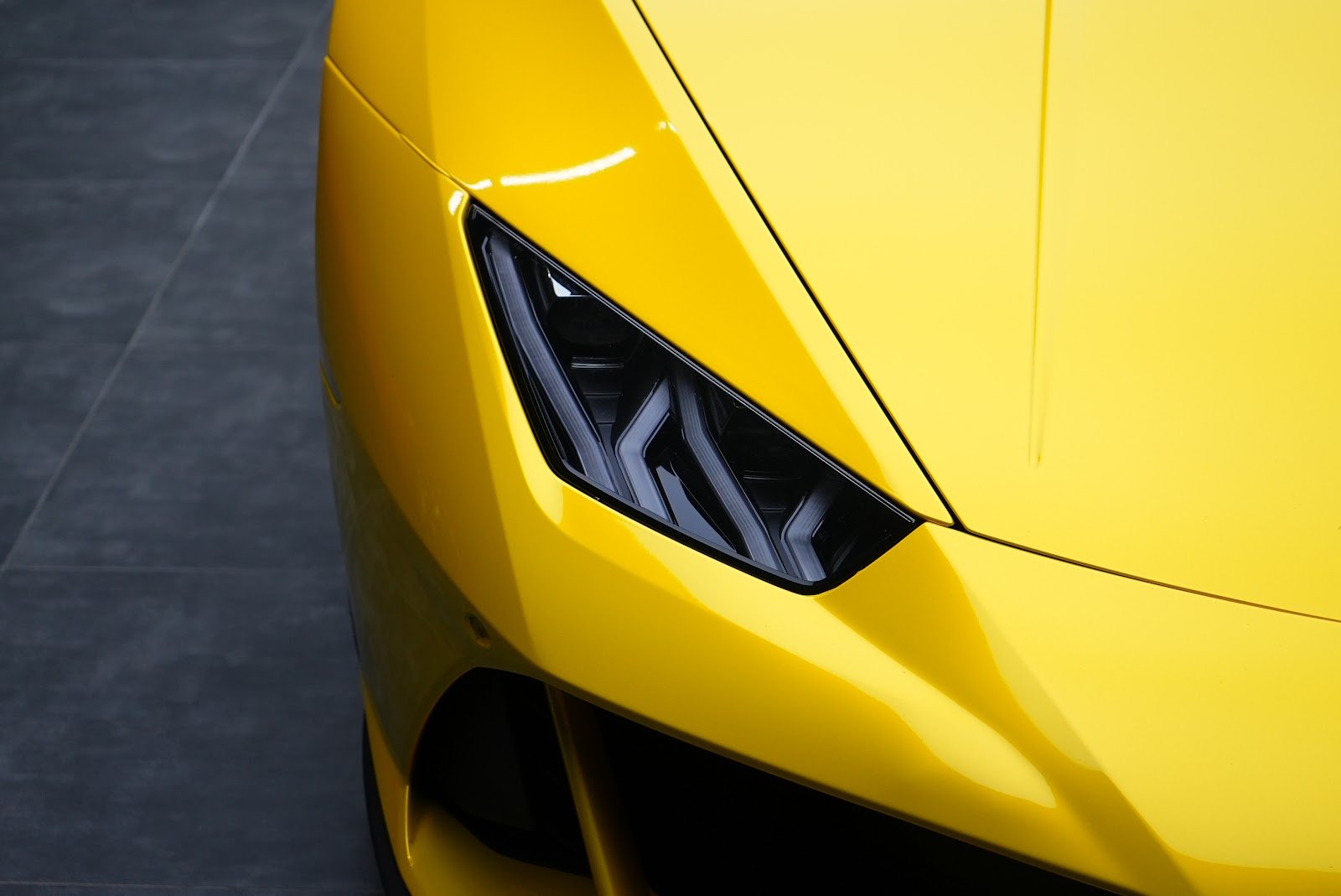 Rent Lamborghini Huracan EVO in Dubai (Yellow) photo 5