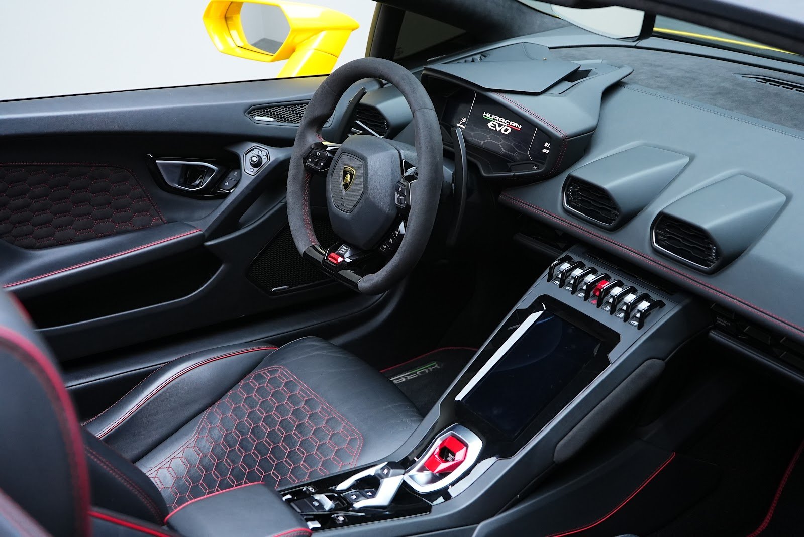 Rent Lamborghini Huracan EVO in Dubai (Yellow) photo 8
