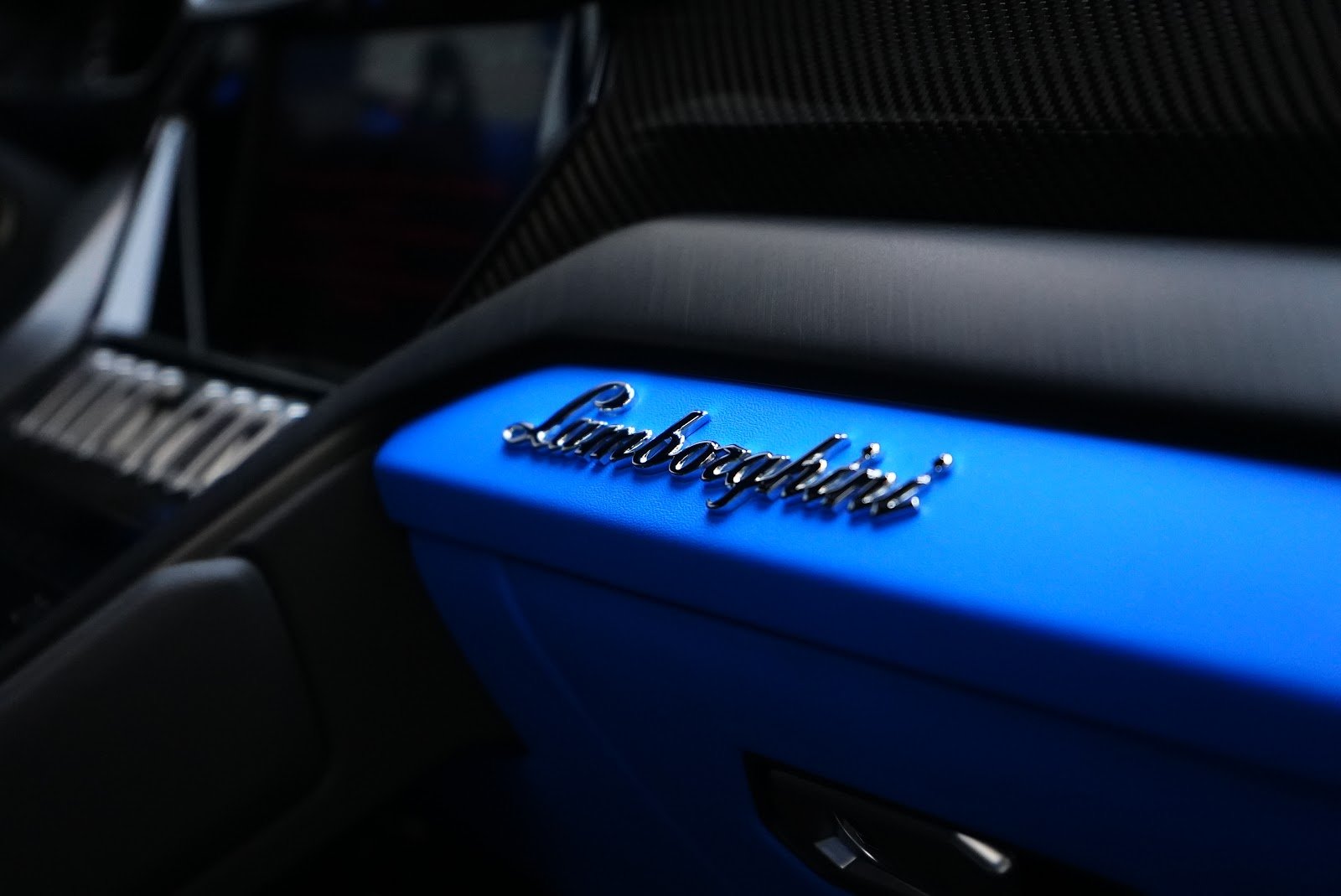 Rent Lamborghini Urus S in Dubai photo 4