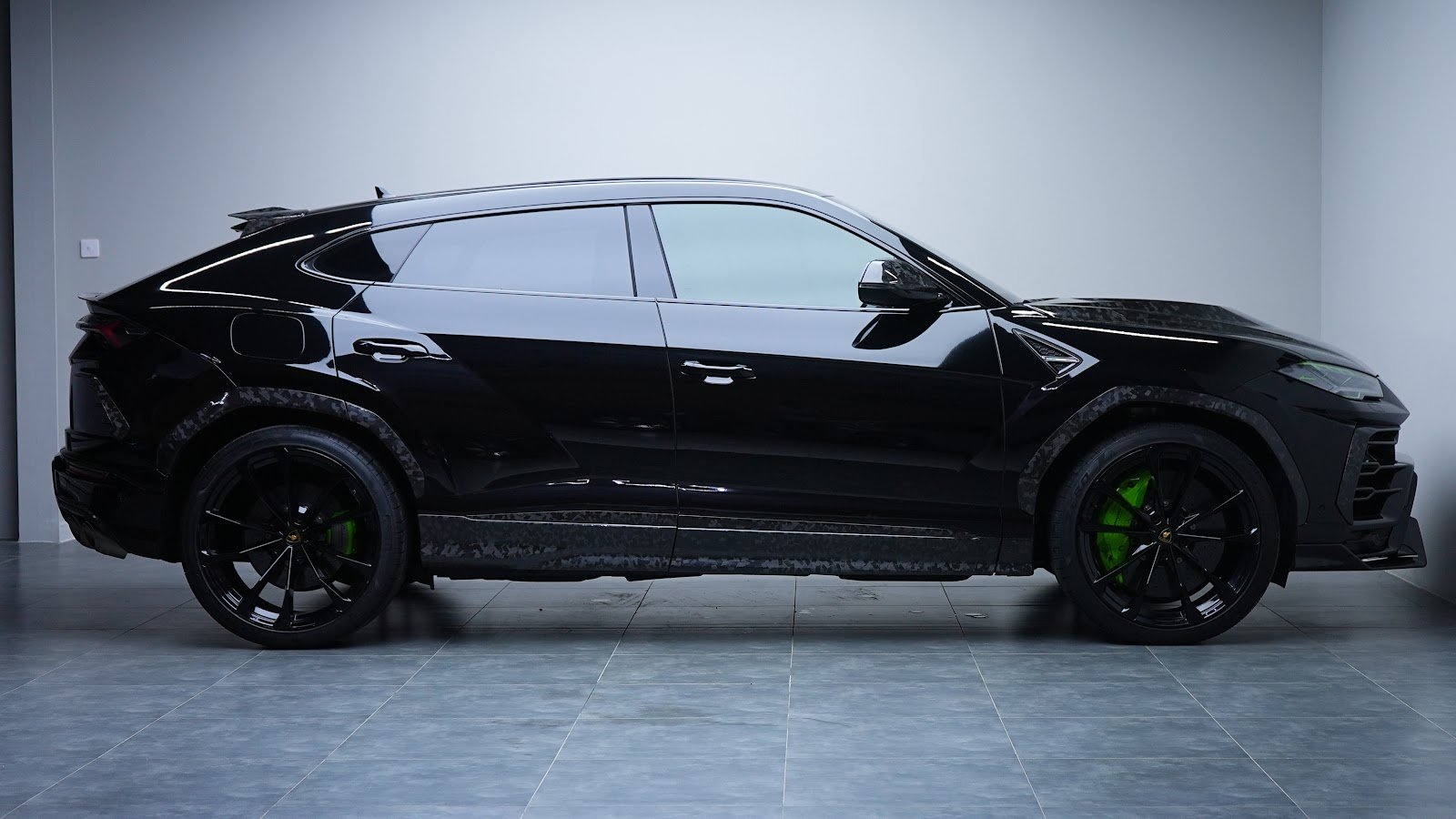 Rent Lamborghini Urus Mansory in Dubai (Black) photo 3
