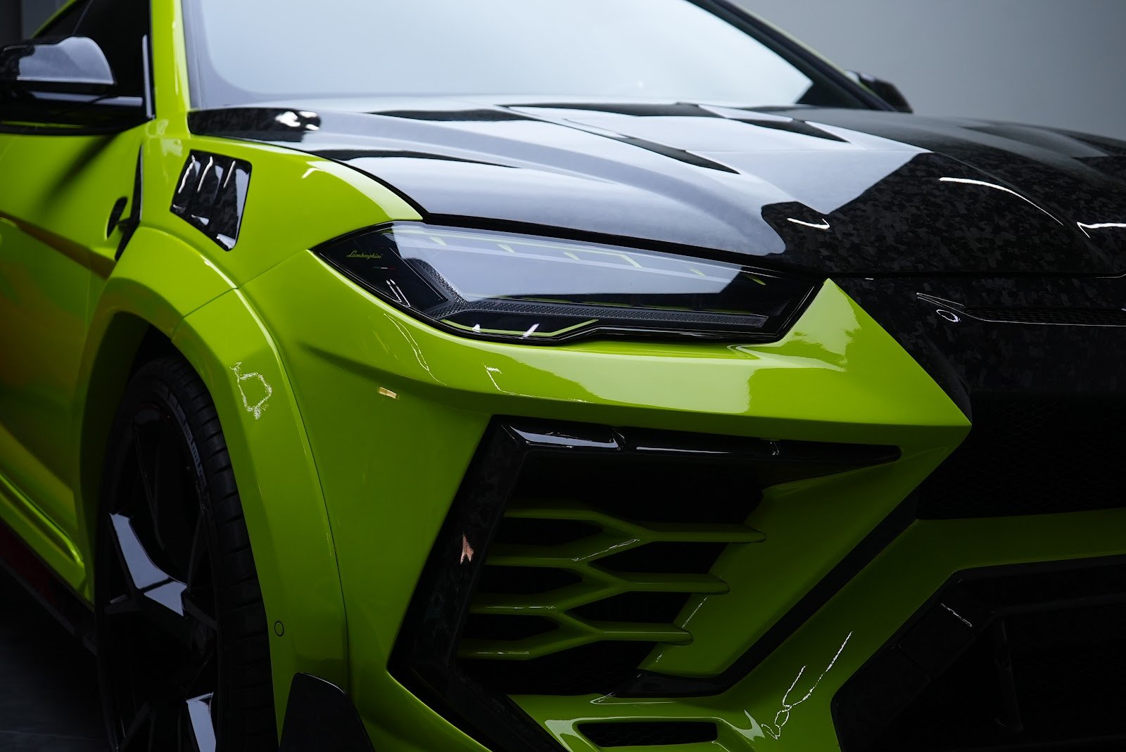 Rent Lamborghini Urus Mansory in Dubai (Green) photo 2