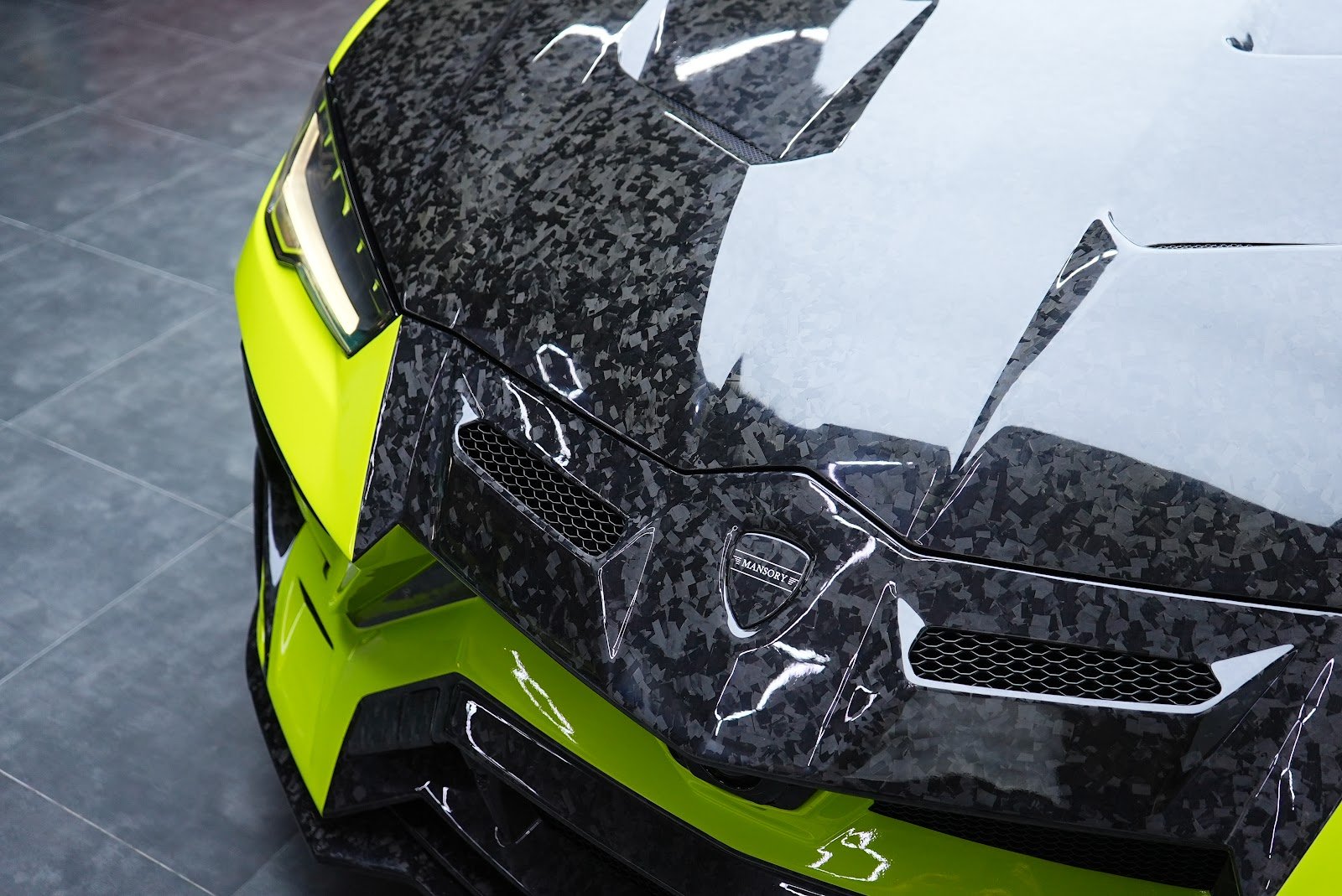 Rent Lamborghini Urus Mansory in Dubai (Green) photo 6