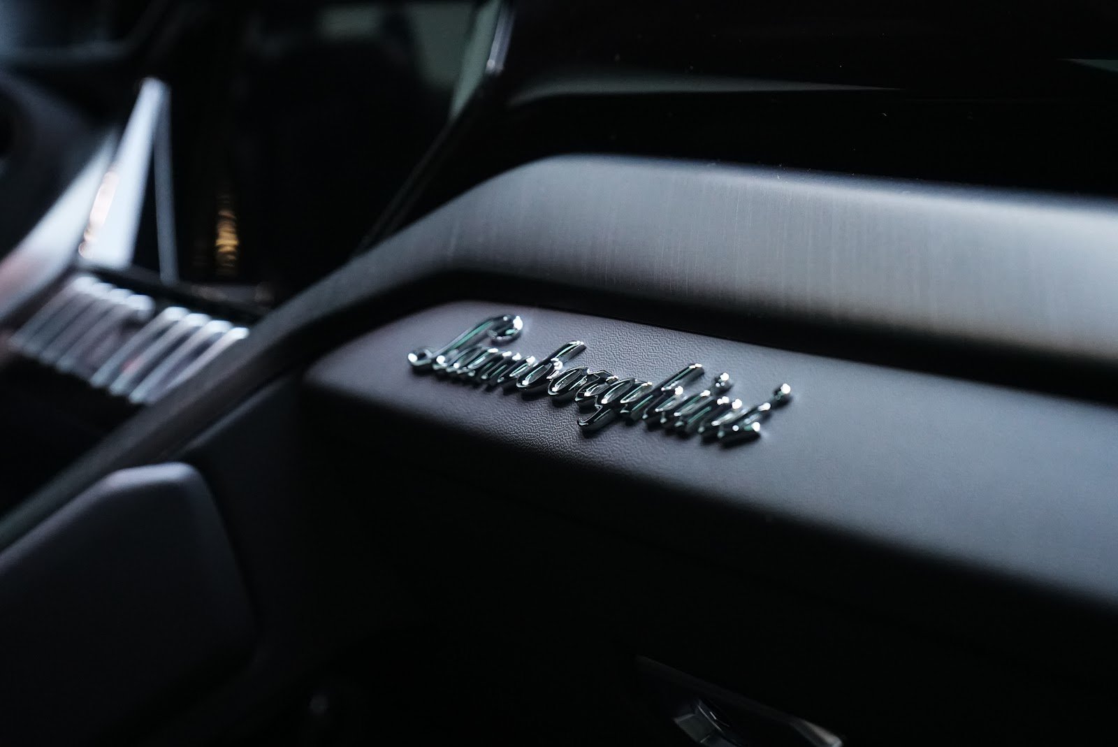 Rent Lamborghini Urus Mansory in Dubai (Green) photo 8