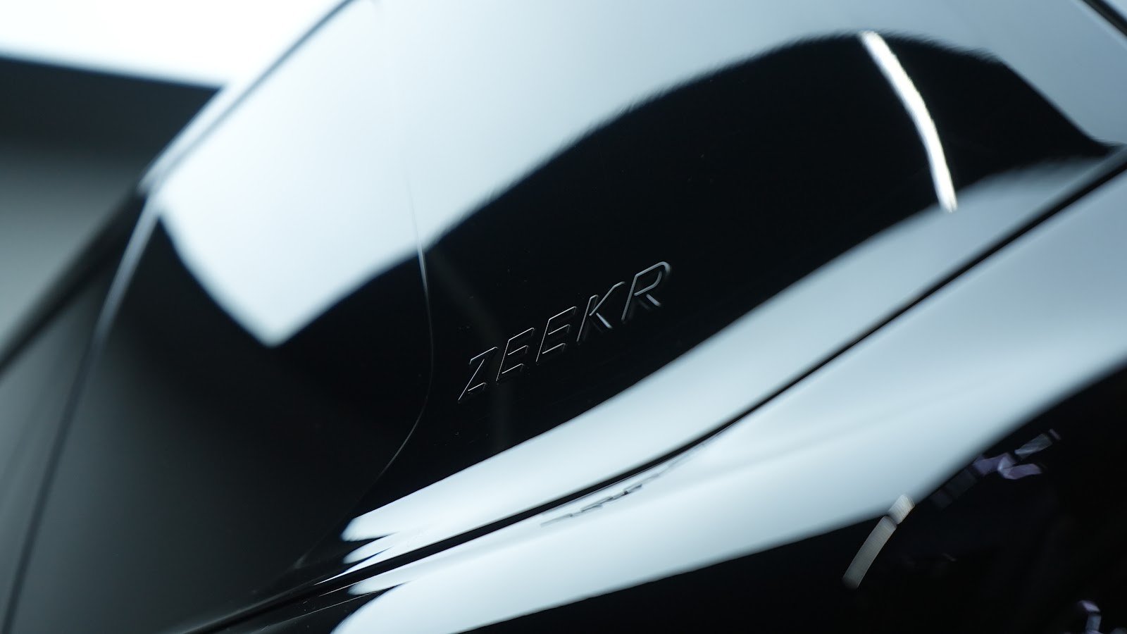Rent Zeekr 9X in Dubai photo 3