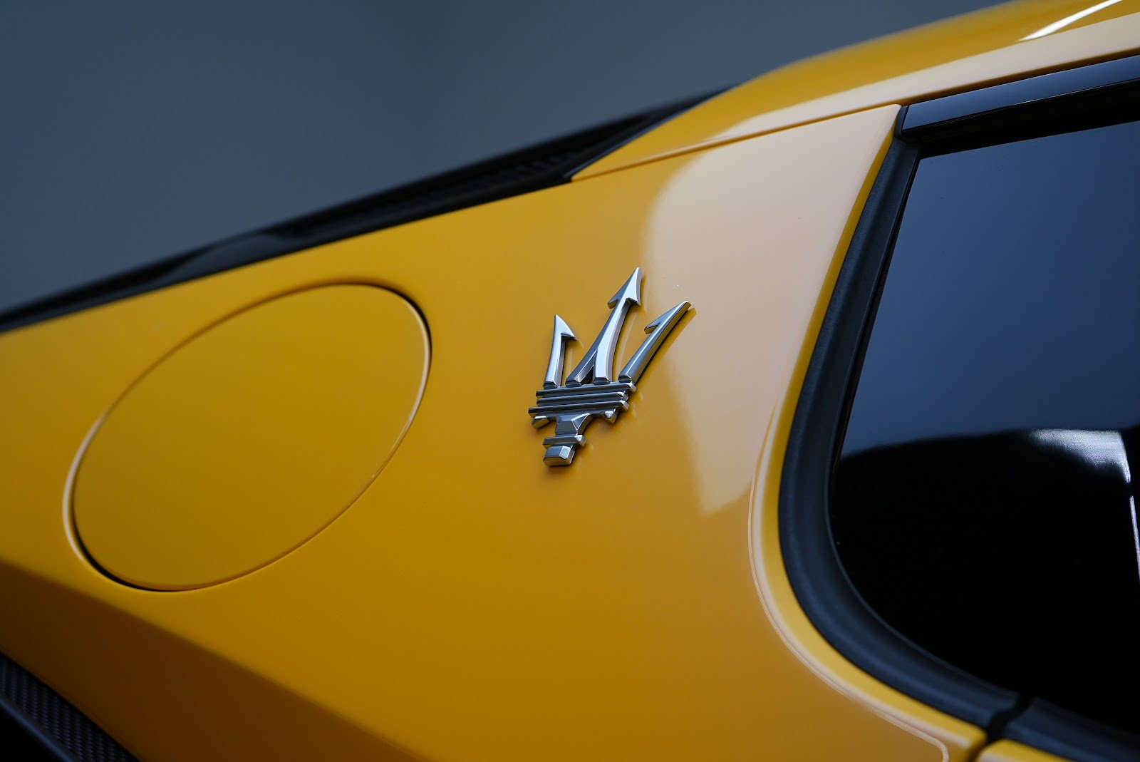 Rent Maserati MC20 in Dubai photo 2