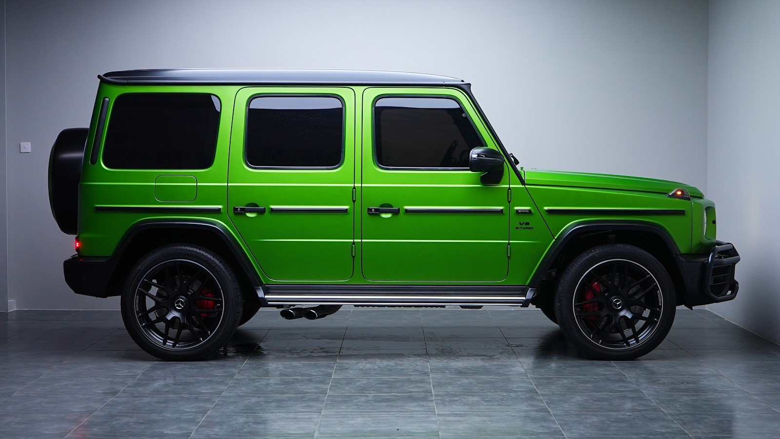 Rent Mercedes-Benz G63 in Dubai (Green) photo 21