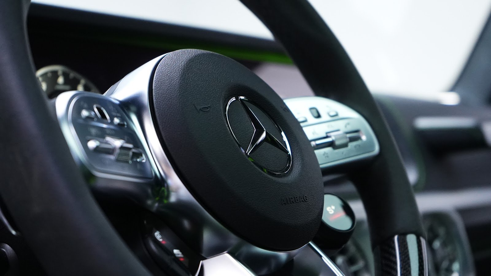 Rent Mercedes-Benz G63 in Dubai (Green) photo 5