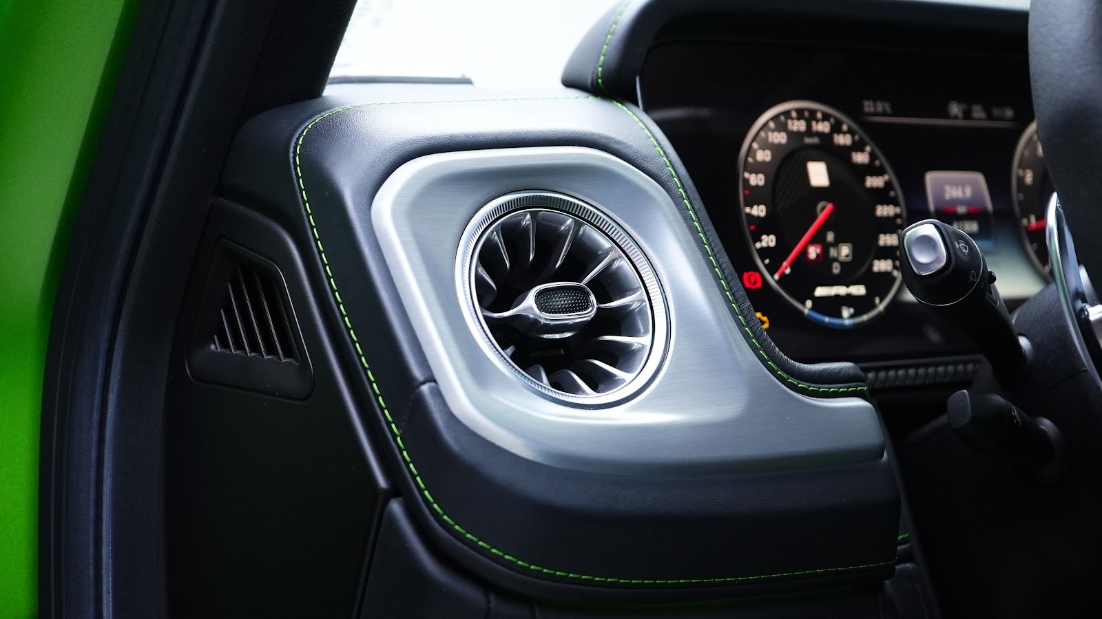 Rent Mercedes-Benz G63 in Dubai (Green) photo 7