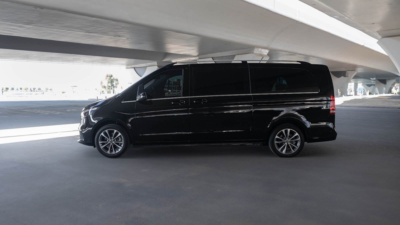 Rent Mercedes-Benz V-Class in Dubai (Black) photo 3
