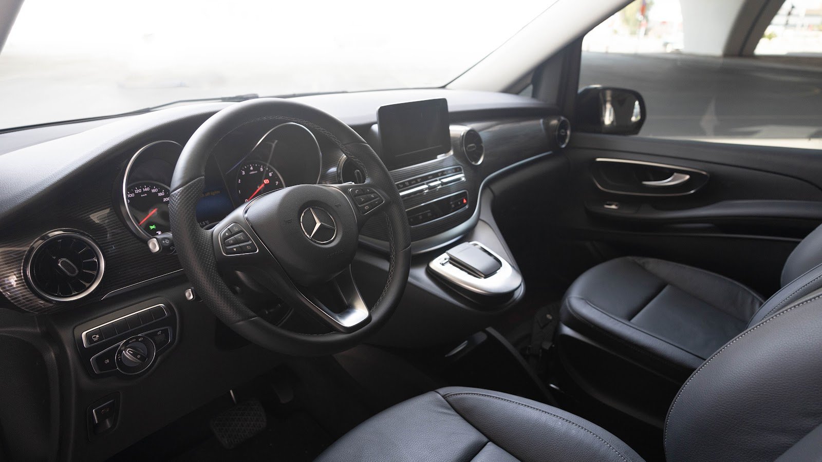 Rent Mercedes-Benz V-Class in Dubai (Black) photo 7
