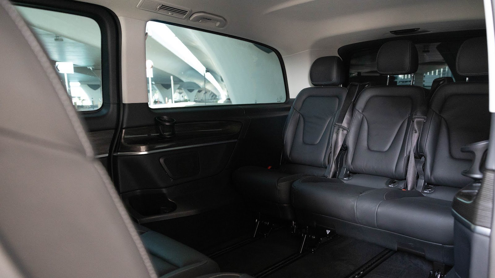 Rent Mercedes-Benz V-Class in Dubai (Black) photo 8