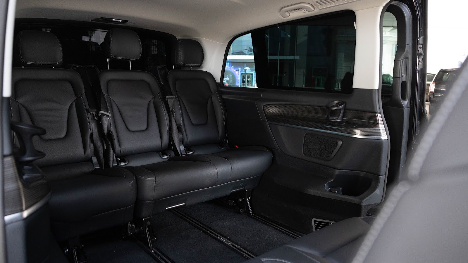 Rent Mercedes-Benz V-Class in Dubai (Black) photo 10