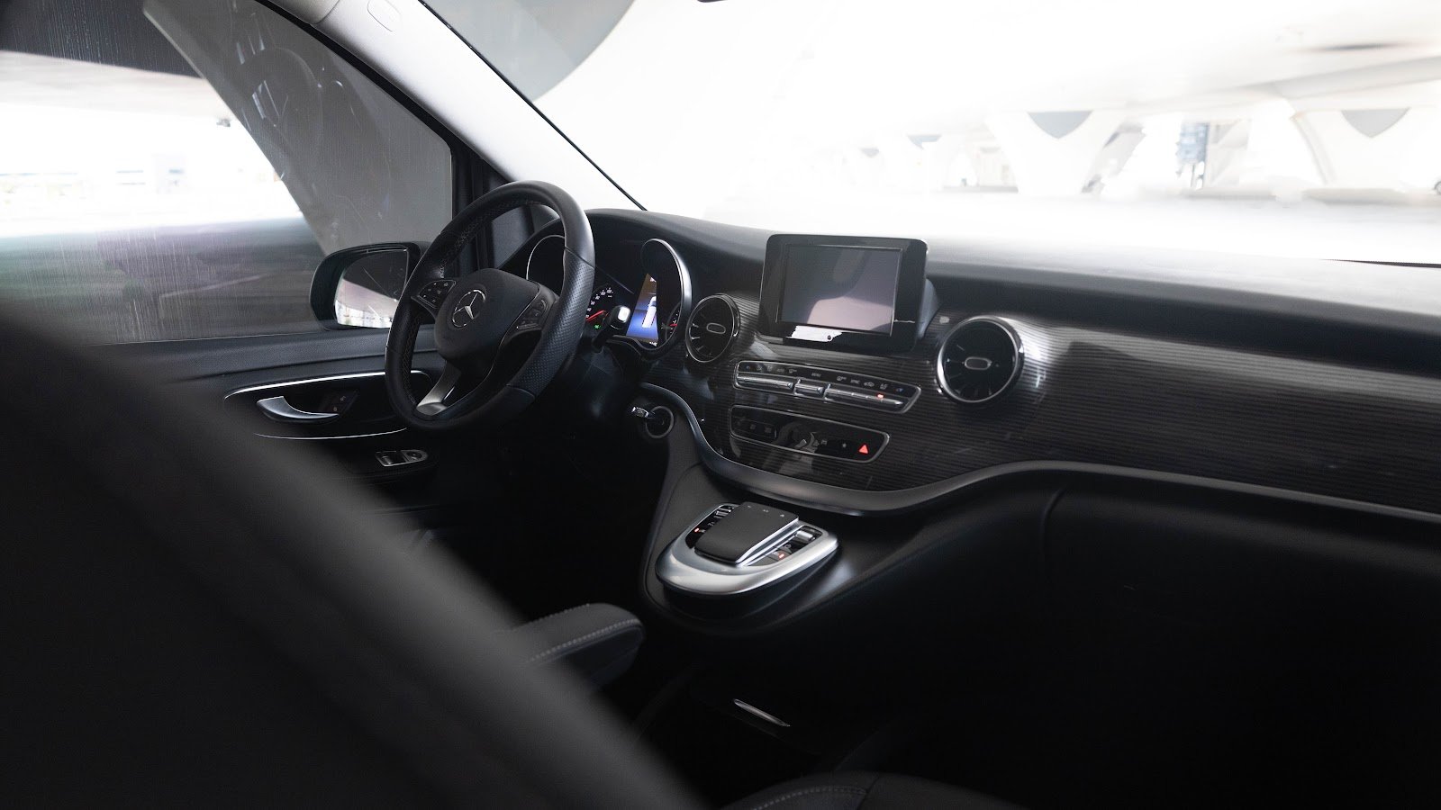 Rent Mercedes-Benz V-Class in Dubai (White) photo 11