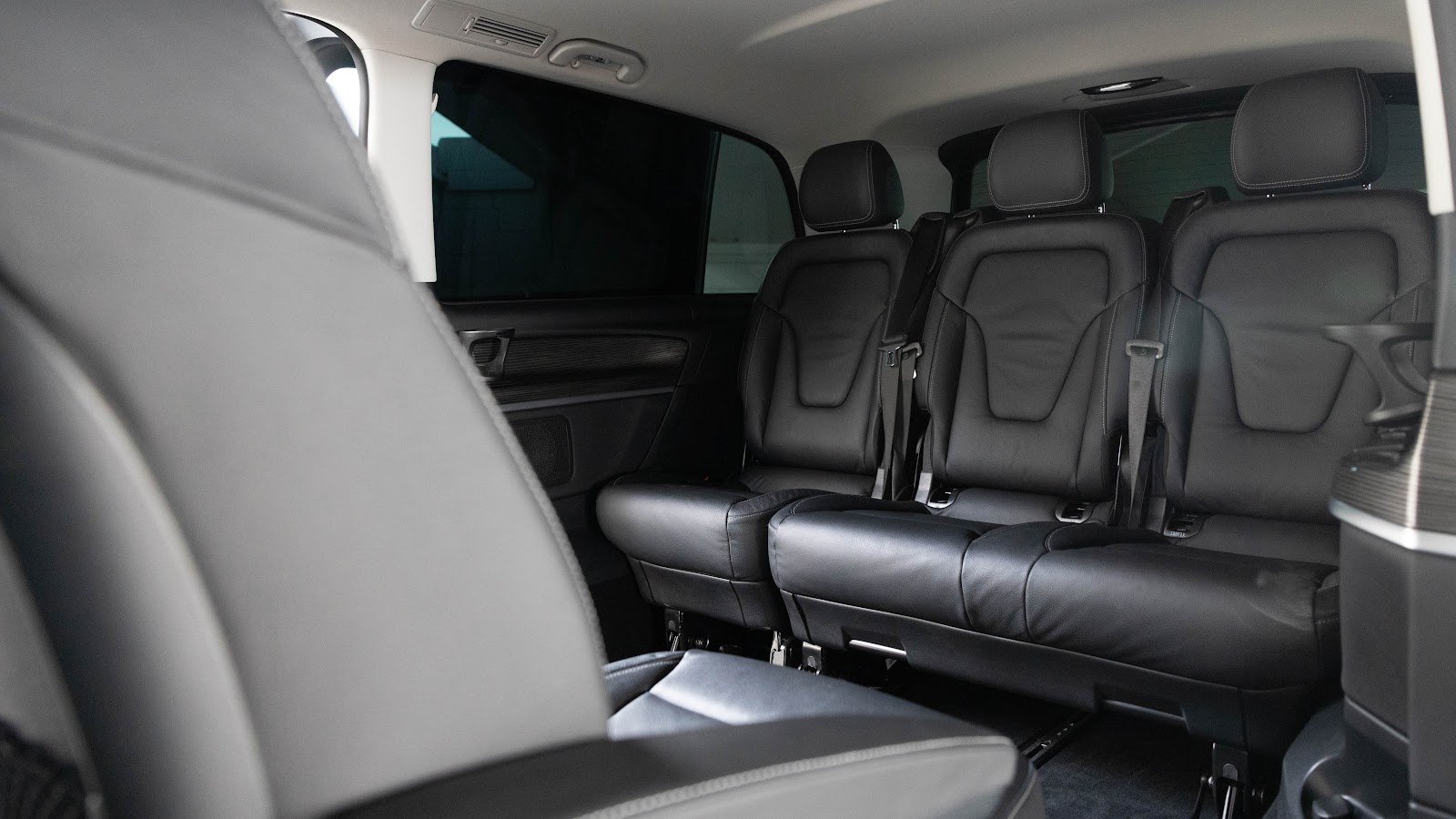 Rent Mercedes-Benz V-Class in Dubai (White) photo 12