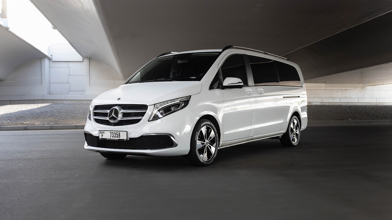 Rent Mercedes-Benz V-Class in Dubai (White) photo 2
