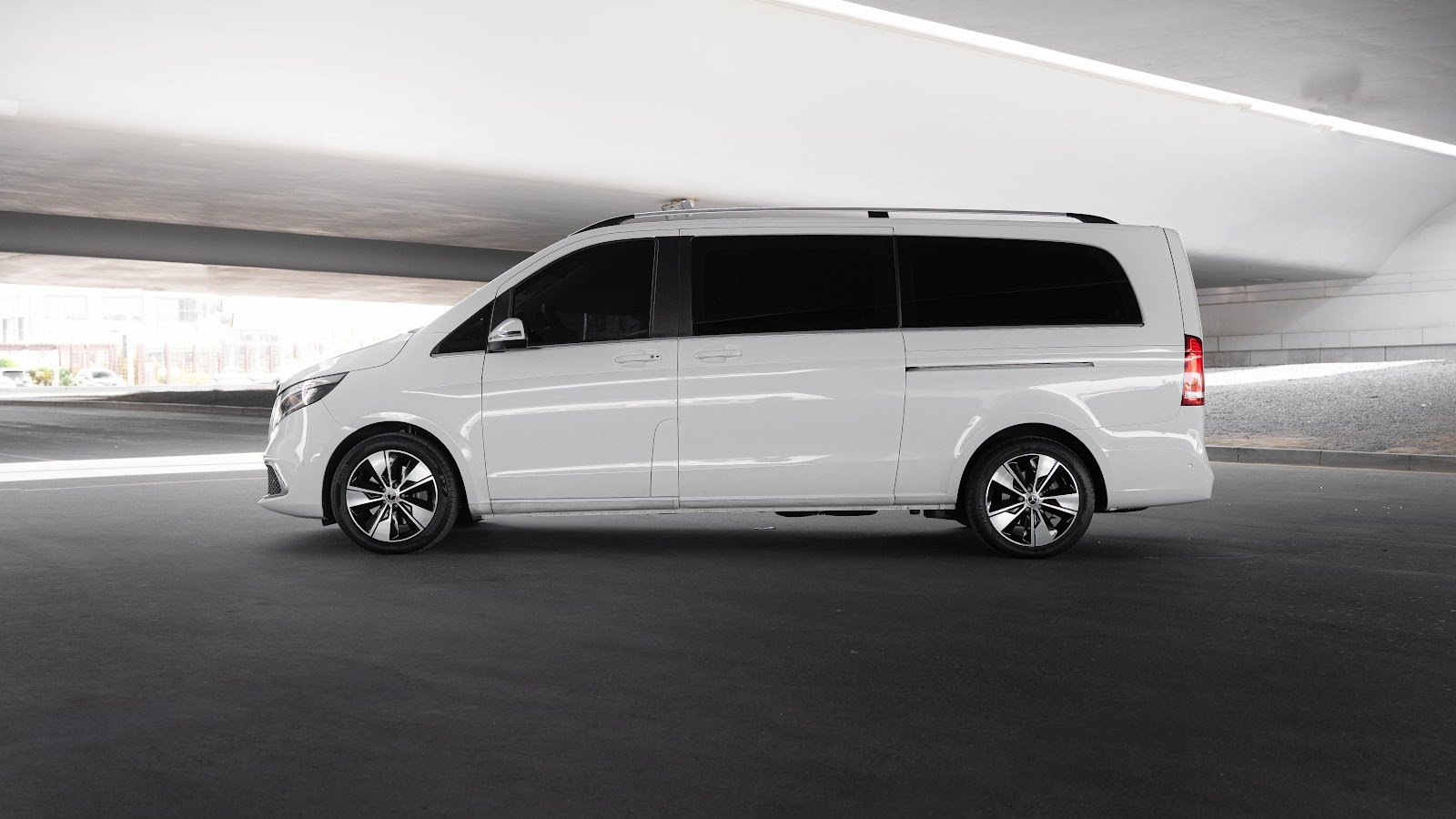 Rent Mercedes-Benz V-Class in Dubai (White) photo 3