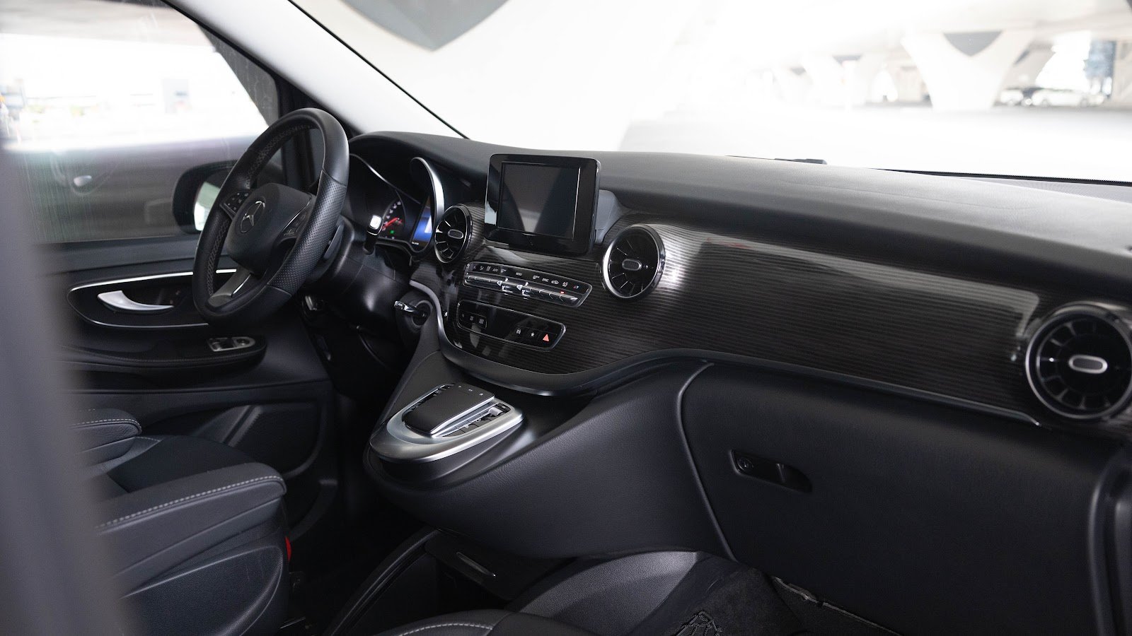 Rent Mercedes-Benz V-Class in Dubai (White) photo 6
