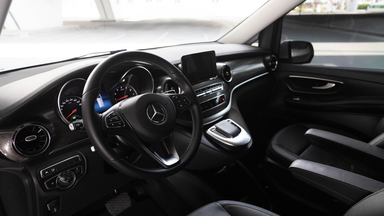 Rent Mercedes-Benz V-Class in Dubai (White) photo 7