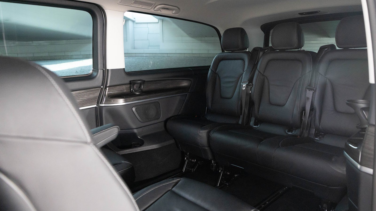 Rent Mercedes-Benz V-Class in Dubai (White) photo 9