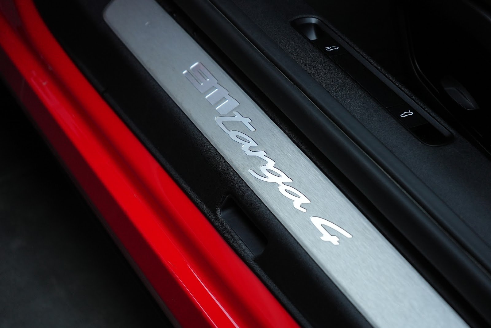 Rent Porsche 911 Targa in Dubai photo 18
