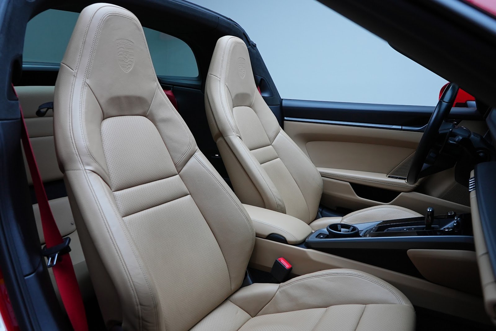 Rent Porsche 911 Targa in Dubai photo 3