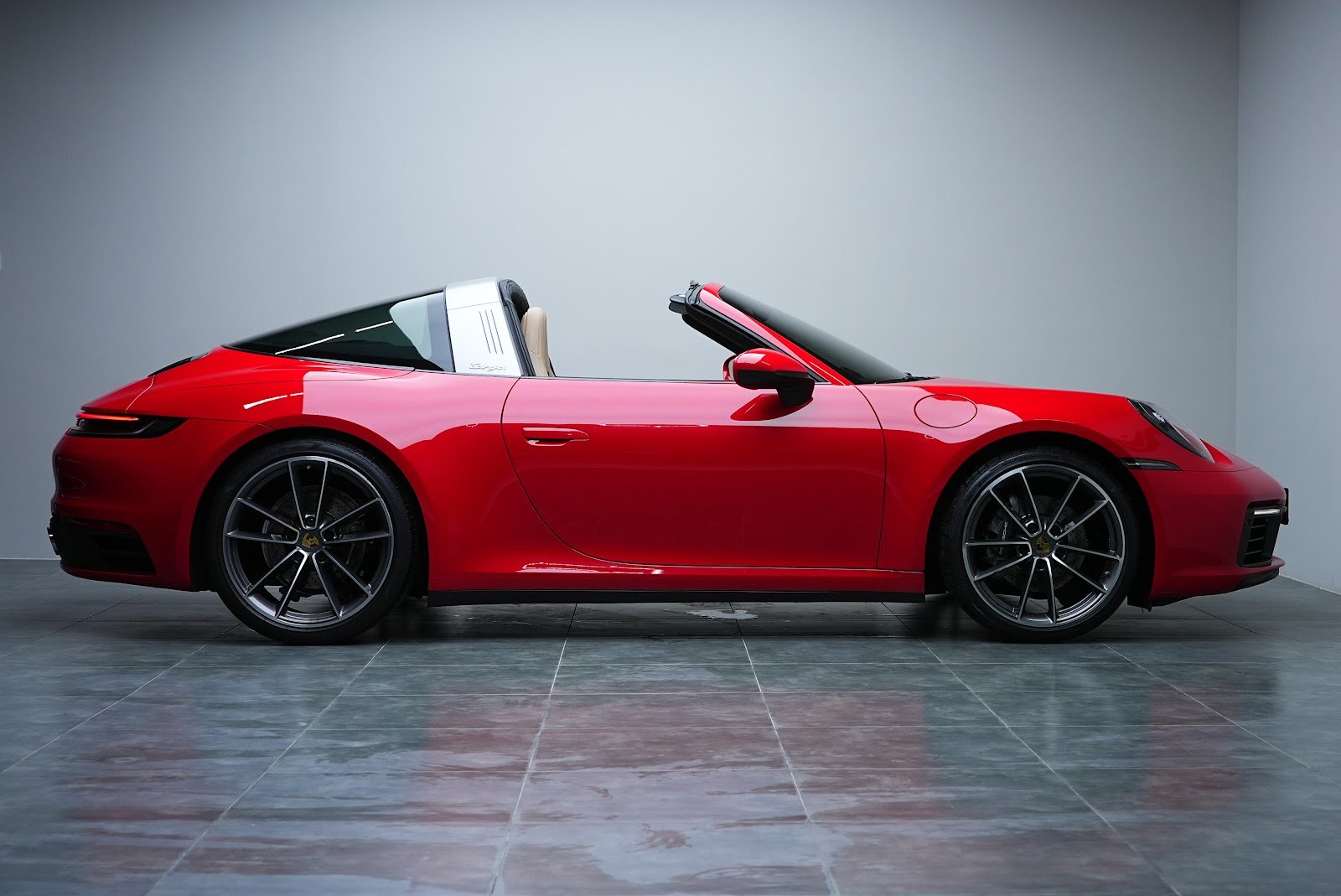 Rent Porsche 911 Targa in Dubai photo 9