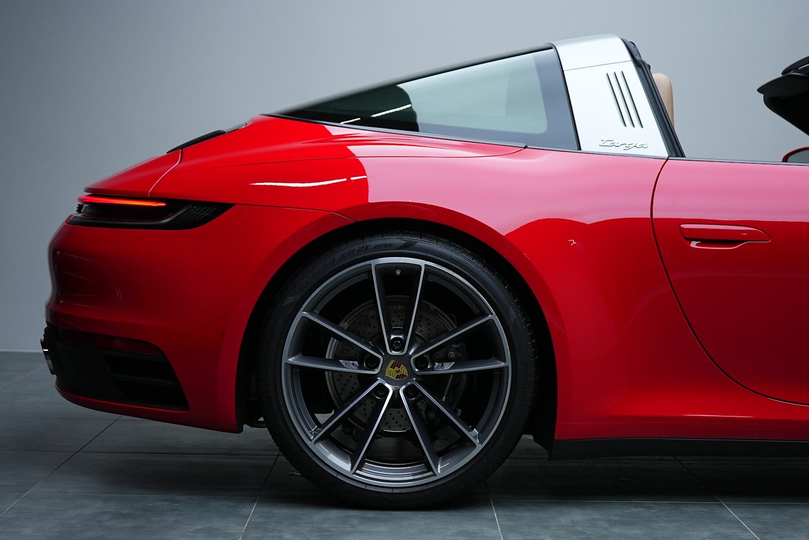 Rent Porsche 911 Targa in Dubai photo 10