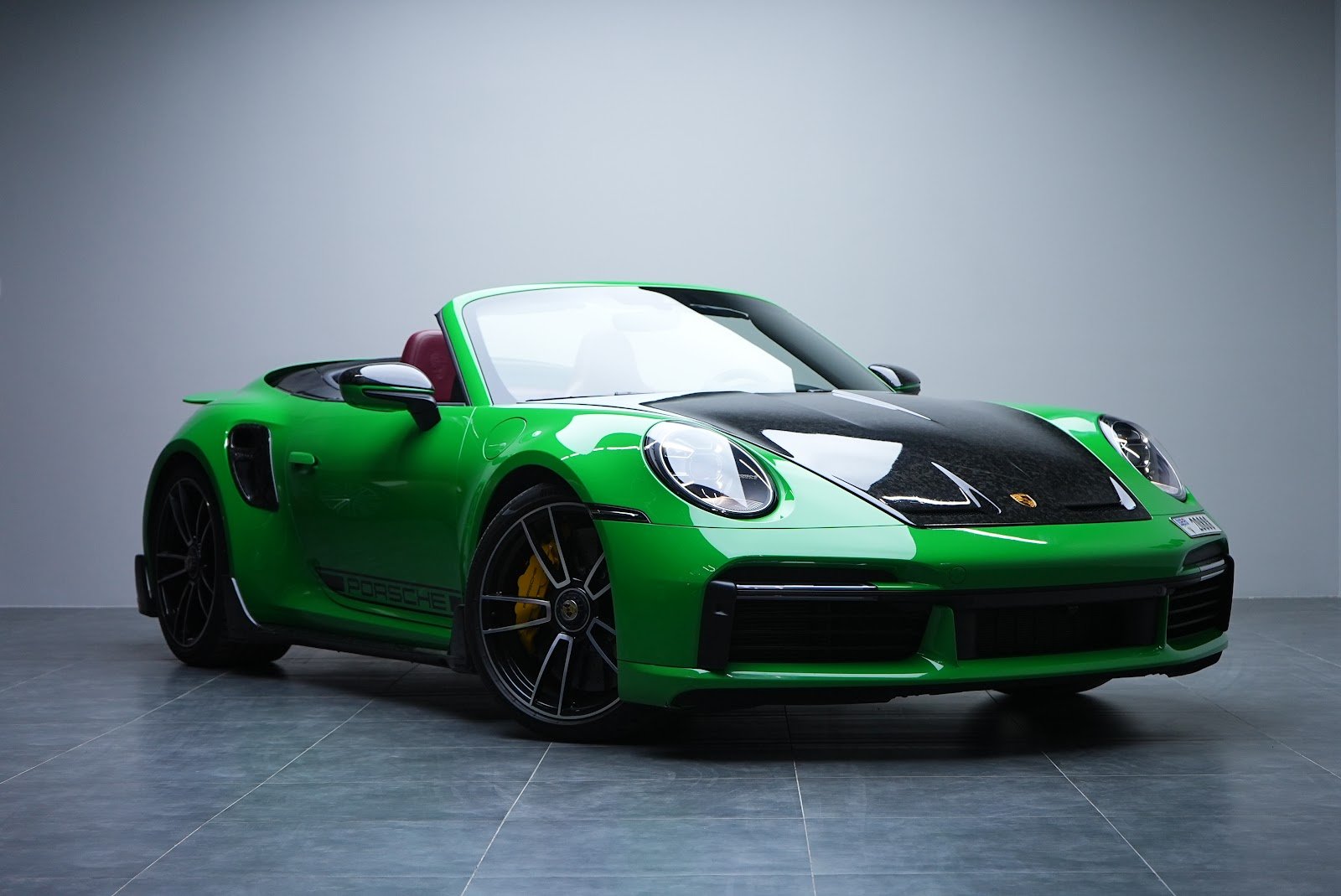 Rent Porsche 911 Turbo S in Dubai photo 14