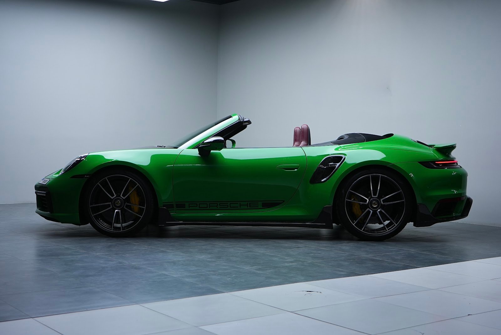 Rent Porsche 911 Turbo S in Dubai photo 15