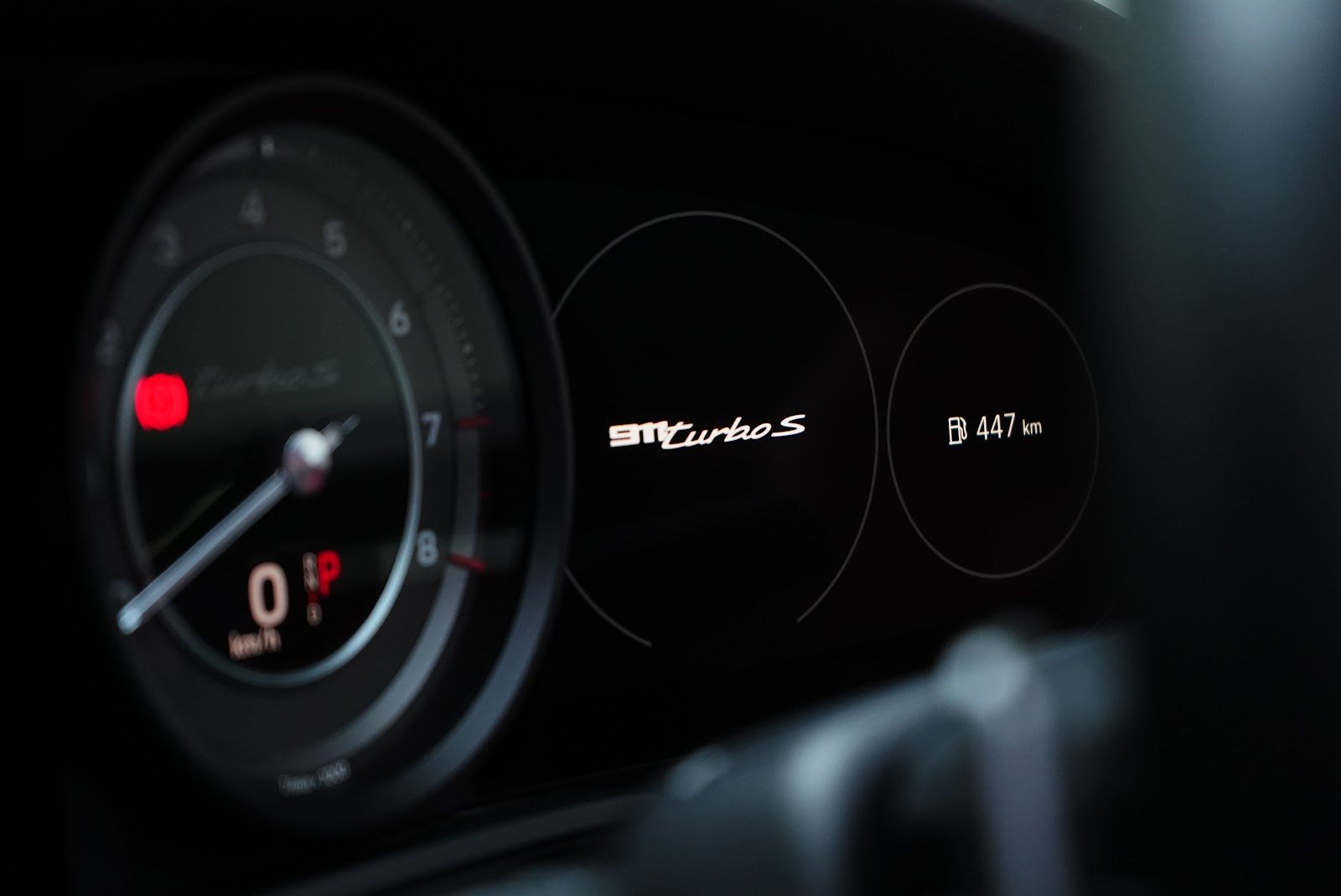 Rent Porsche 911 Turbo S in Dubai photo 5