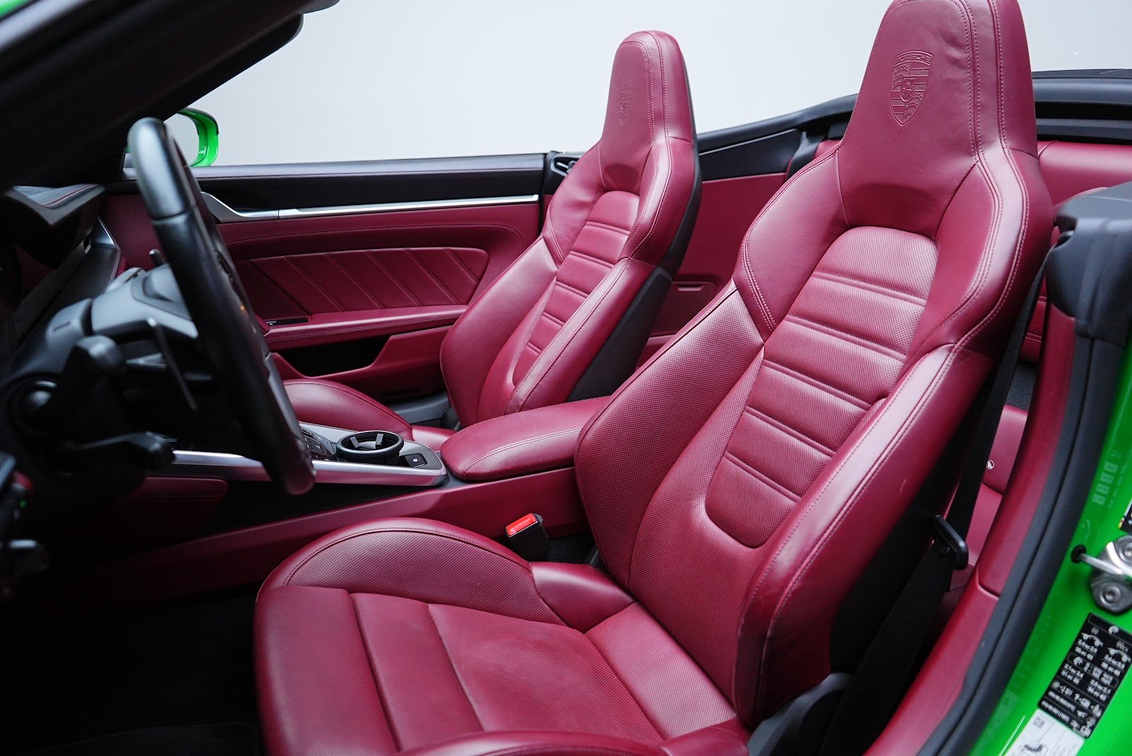 Rent Porsche 911 Turbo S in Dubai photo 7