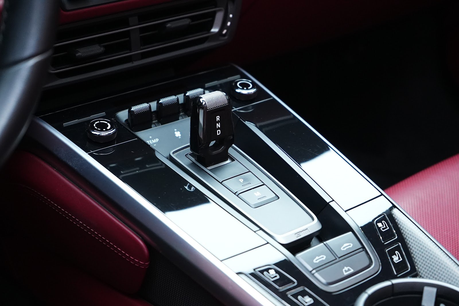 Rent Porsche 911 Turbo S in Dubai photo 8