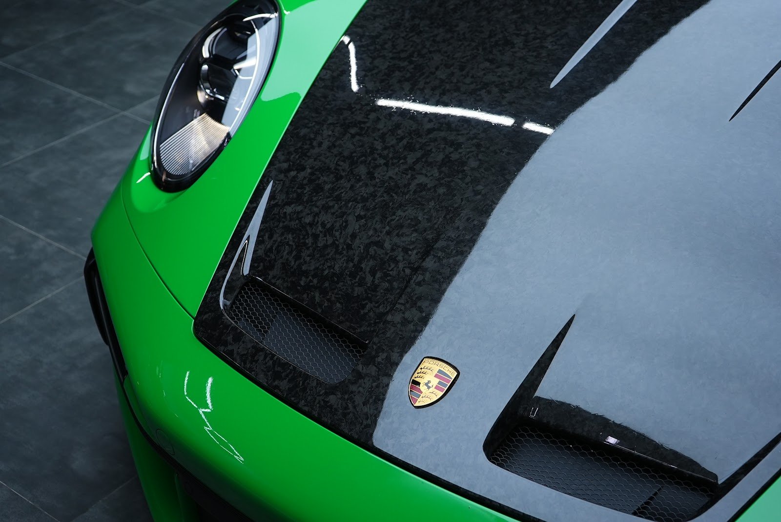 Rent Porsche 911 Turbo S in Dubai photo 9